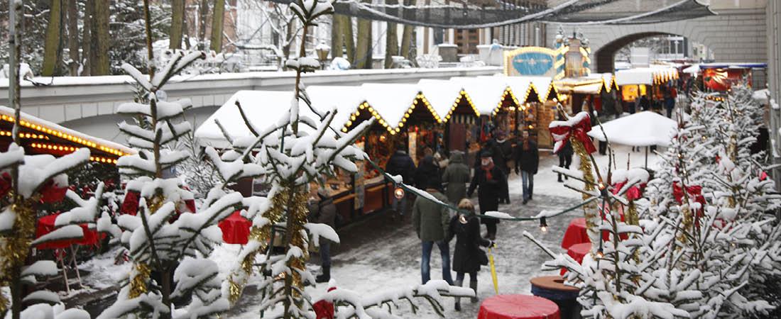 sne på boder på julemarked i berlin